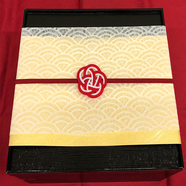 お重に入ったでかぷりん